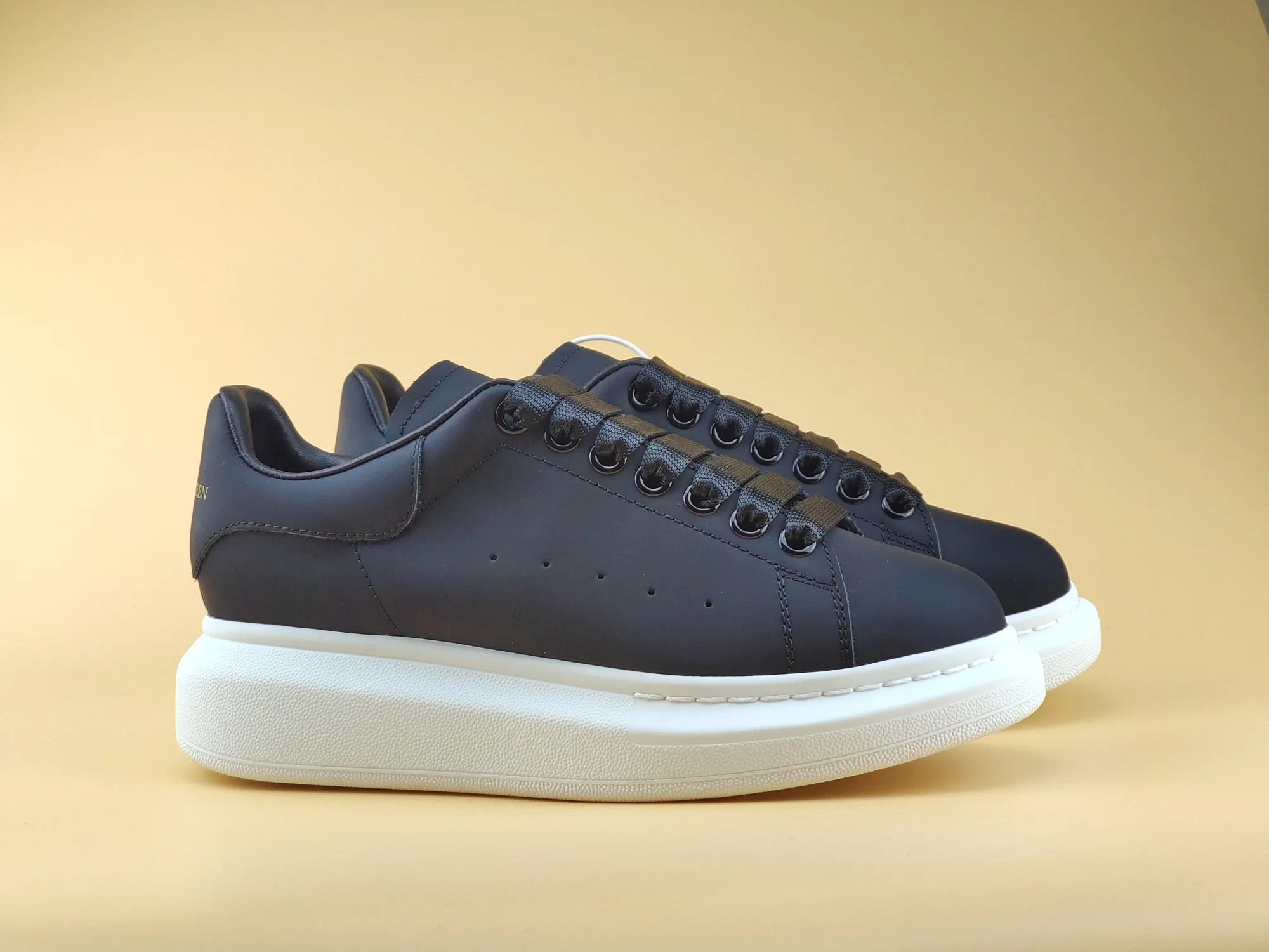 👟👟Ex-factory price 480 👟👟 ALEXANDER MQUEEN (McQueen) 🎉The highest quality silk cowhide version on the market🎊, imported water-dyed sheepskin inside, 1:1 replica at the counter, star style T stage catwalk, a must-have for fashionistas , the original high-temperature and ultra-clear air pressure logo on the foot, absolutely counter-matched version, the arc of the back bag is truly genuine 0⃣ difference, using an exclusive privately molded double-layer vacuum outsole, which is light on the foot and has excellent rebound! Running🏃✈The first choice item for outdoor sports💅💅Trend and fashion coexist📣Female style: 35-39, male style: 39-44 with original packaging